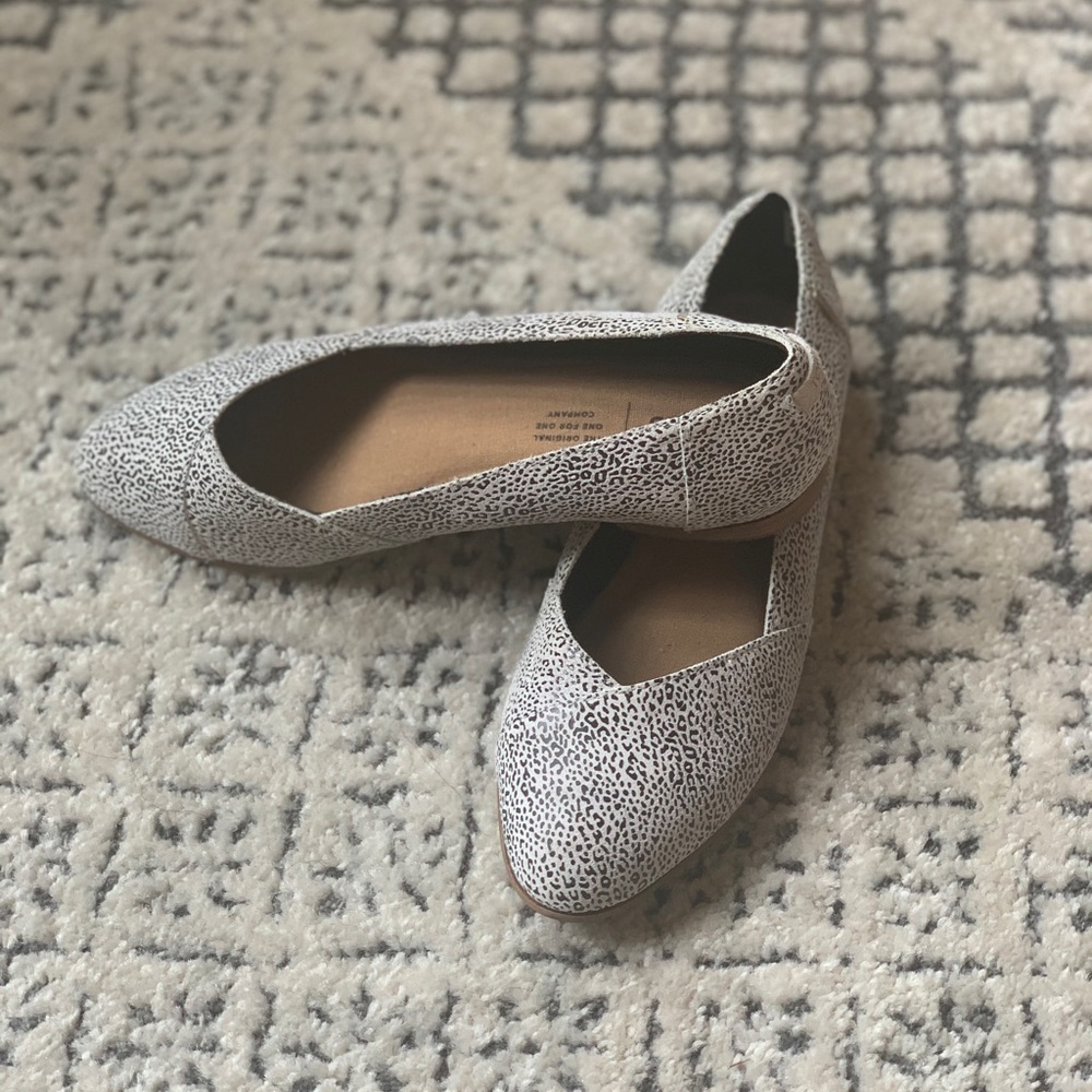 TOMS spotted flat